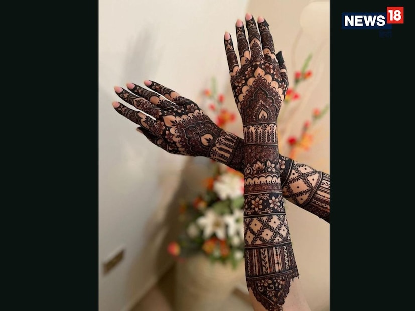 फुलांचा पॅटर्न फुल हँड डिझाइन : या डिझाइनमध्ये गुलाब, कमळ आणि वेलीची पाने मऊ वक्रांसह आहेत, ज्यामुळे हातांना नैसर्गिक आकार मिळतो. फुलांचे पॅटर्न हातांना फ्रेश आणि रोमँटिक फील देतात, ज्यामुळे वधूचा लूक मऊ आणि सुंदर बनतो. टीप : गडद मेहंदी हलक्या पेस्टल पोशाखांसह एक सुंदर कॉन्ट्रास्ट तयार करते.