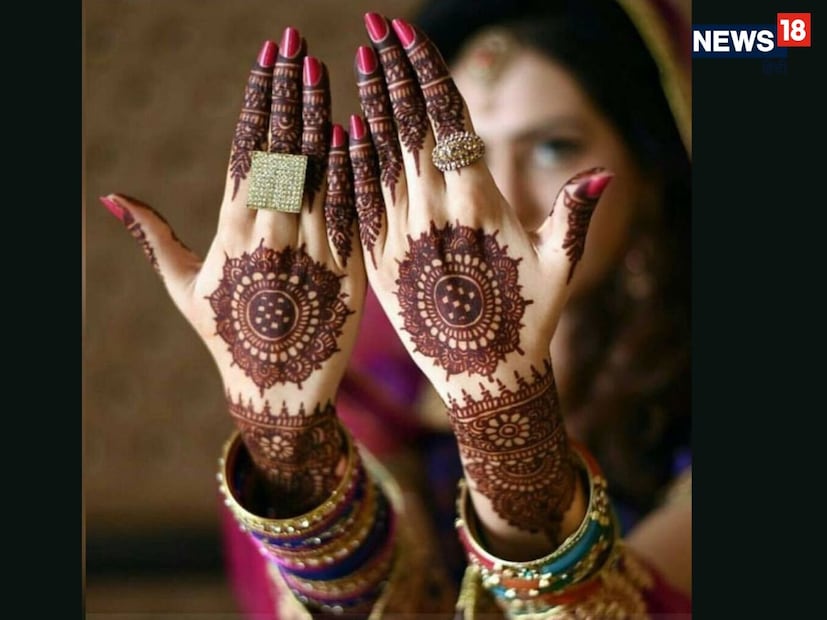 मंडला फुल हँड मेहंदी डिझाइन : या डिझाइनमध्ये तळहाताच्या मध्यभागी एक मोठा गोलाकार मंडला तयार केला जातो, त्यानंतर त्याच्याभोवती थर-दर-थर गुंतागुंतीचे तपशील तयार केले जातात. त्याचा गोलाकार आकार हातांना संतुलित आणि उत्कृष्ट लूक देतो, ज्यामुळे ते बारीक आणि सुंदर दिसतात. टीप : बोटांवर रेषेचे काम सोपे ठेवा, जेणेकरून मंडलाची रचना ठळक होईल.