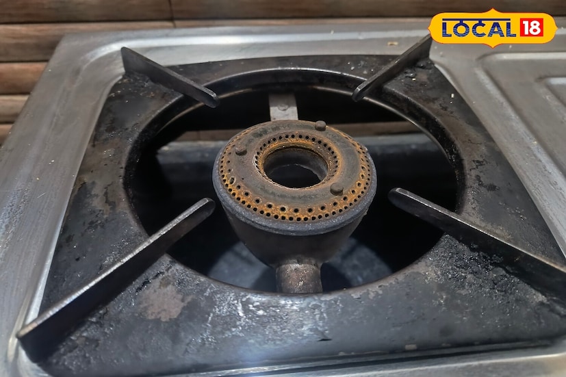 सर्वात सोपी आणि प्रभावी पद्धत म्हणजे बेकिंग सोडा आणि व्हिनेगर वापरणे. एका भांड्यात समान प्रमाणात बेकिंग सोडा आणि पांढरा व्हिनेगर मिसळा. हे मिश्रण बर्नरवर लावा आणि २०-२५ मिनिटे तसेच ठेवा. नंतर जुन्या टूथब्रश किंवा स्क्रबरने घासून घ्या. घाण नैसर्गिकरित्या निघून जाईल, ज्यामुळे बर्नर नवीनसारखा चमकेल.