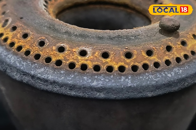 लिंबूमधील सायट्रिक अॅसिड ग्रीस आणि जळलेले डाग काढून टाकण्यास मदत करते. लिंबू अर्धे कापून घ्या, त्यावर थोडे मीठ शिंपडा आणि बर्नरच्या पृष्ठभागावर घासून घ्या. काही मिनिटांनंतर कोमट पाण्याने स्वच्छ धुवा. ही पद्धत हट्टी डागांवर खूप प्रभावी आहे आणि गॅस बर्नरमधून येणारा वास देखील दूर करते.