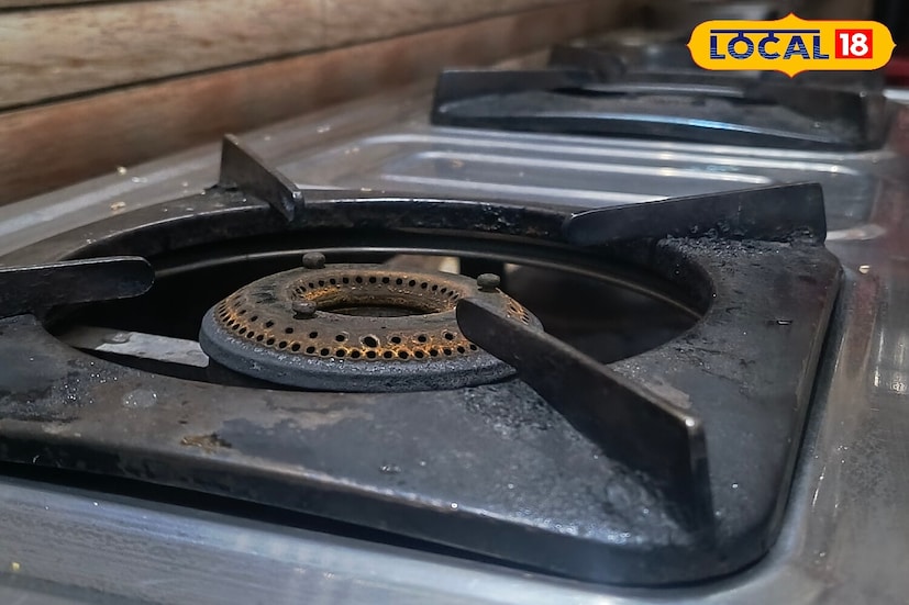 बर्नर खूप घाणेरडा असेल, तर तो कोमट पाण्यात डिशवॉशिंग लिक्विडसह थोडा वेळ भिजवा. सुमारे 30 मिनिटांनंतर तो ब्रशने स्वच्छ करा. यामुळे ग्रीस आणि तेल सहज निघून जाईल. तुम्ही जुनी टूथपेस्ट देखील वापरू शकता. बर्नरवर टूथपेस्ट लावा, थोडा वेळ राहू द्या आणि नंतर ब्रशने घासून घ्या. यामुळे कार्बनचे डाग निघून जातील आणि थोडीशी चमक परत येईल.