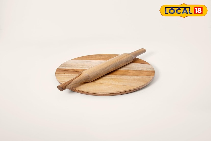 पोळपाट आणि बेलनं नेहमी प्रेमाने आणि आदराने हाताळा. यामुळे घरात अन्न आणि पैशाची कमतरता टाळता येते. जर दीर्घकाळ आर्थिक संकट असेल तर शुक्रवारी एक नवीन पोळपाट आणि बेलनं खरेदी करा आणि एखाद्या गरजू महिलेला दान करा.