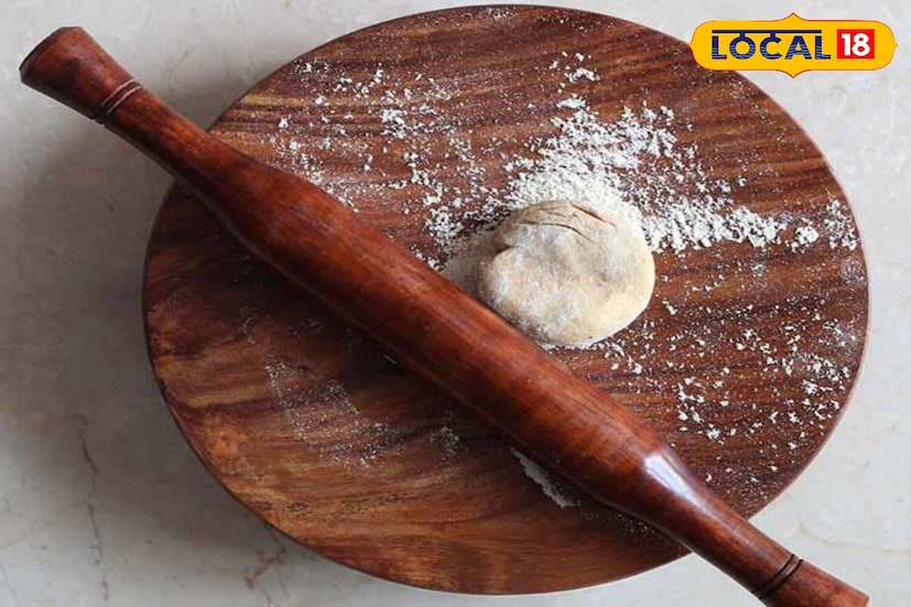 पोळपाट आणि बेलनं आग्नेय किंवा ईशान्य दिशेला स्वच्छ शेल्फवर ठेवा. त्यांना जमिनीवर ठेवणे अशुभ आहे. रात्री झोपण्यापूर्वी त्यांना झाकून ठेवा. ते उघडे ठेवल्याने नकारात्मक ऊर्जा वाढते आणि सकाळच्या जेवणावर परिणाम होतो.