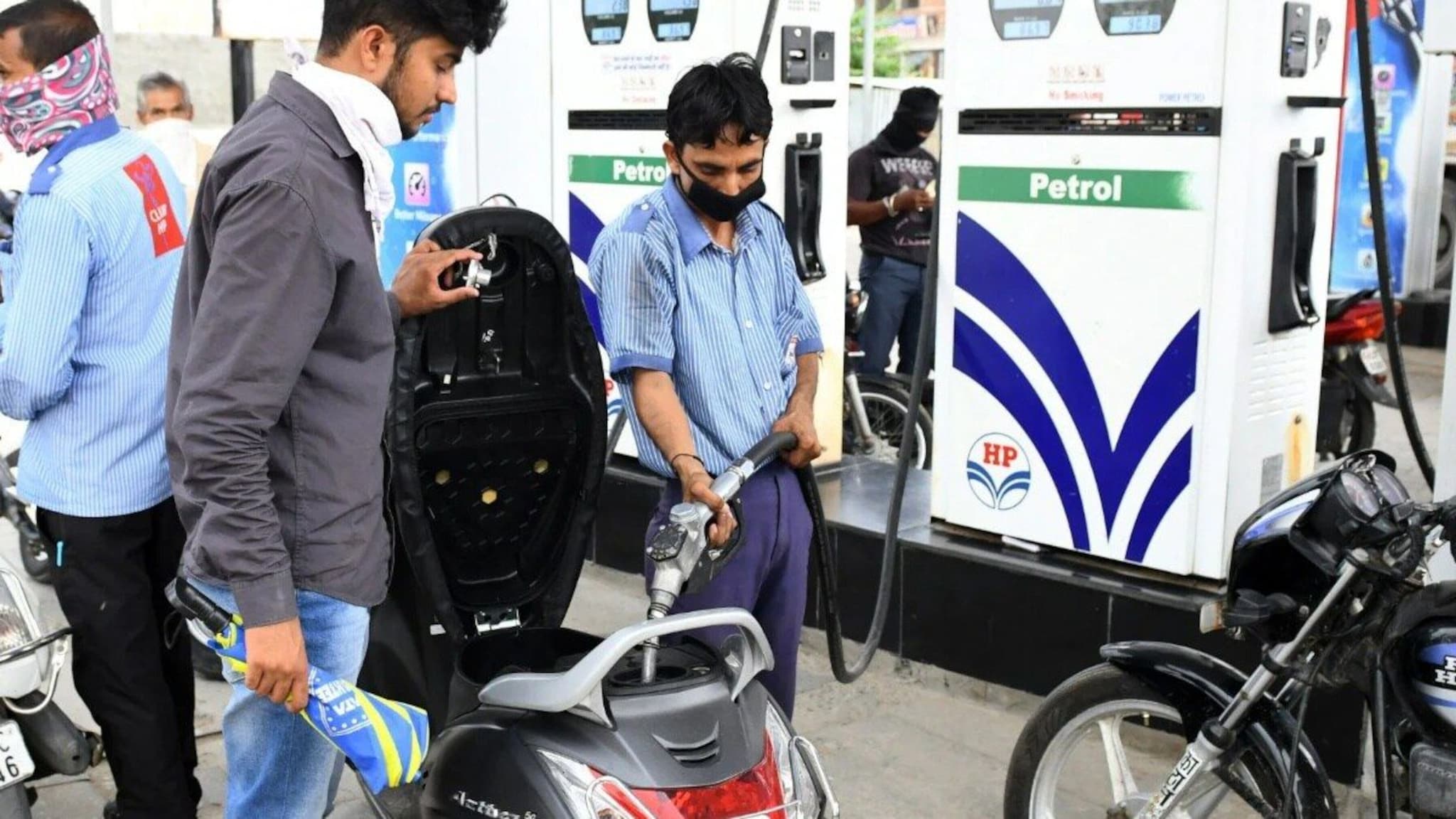 लोक 100 रुपयांच्या जागी 110 रुपयांचं पेट्रोल का भरतात, याचा खरंच फायदा होतो?