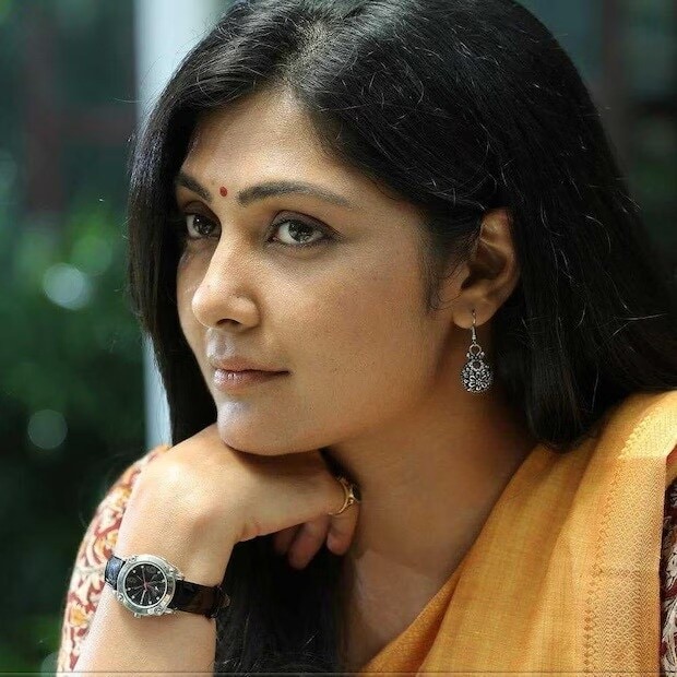 आपण ज्या अभिनेत्रीबद्दल बोलतोय की अभिनेत्री म्हणजेच कमलिनी. तिने  नागार्जुन, पवन कल्याण आणि राम चरण यांच्यासोबत 'गोदावरी', 'क्लासमेट', 'हॅपी डेज' आणि 'जलसा' या तेलुगू चित्रपटांमध्ये काम केलं. तिने मल्याळम चित्रपट 'कुट्टी शारंगू' द्वारे अभिनय क्षेत्रात पदार्पण केलं. तिनं तमिळ, तेलुगू, कन्नड, मल्याळम, बंगाली आणि हिंदीसह विविध भाषांमधील चित्रपटांमध्ये काम केलं आहे. 