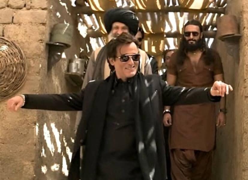 अक्षयच्या या खलनायकी भूमिकेने प्रेक्षकांना अक्षरशः वेड लावले आहे. विशेषतः रॅपर Flipperachi च्या 'FA9LA' या गाण्यावर त्याची ब्लॅक सूटमधील 'स्टाइलिश एंट्री' सोशल मीडियावर 'धुमाकूळ' घालत आहे. त्याचा तो सलाम आणि सहजसुंदर डान्स करण्याची पद्धत चाहत्यांना खूप आवडली आहे.