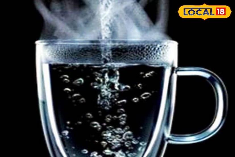 देवघर येथील आयुर्वेदिक डॉक्टर अनमोल कुमार स्पष्ट करतात की, सकाळी पोट स्वच्छ करण्याचा सर्वात सोपा आणि प्रभावी मार्ग म्हणजे तुम्ही उठताच कोमट पाणी पिणे. कोमट द्रव पचनसंस्था सक्रिय करतात आणि गॅस्ट्रोकॉलिक रिफ्लेक्सला चालना देतात. हे रिफ्लेक्स शरीराला आतड्यांमधून मल हलविण्यास सूचित करते, ज्यामुळे सकाळी आतड्यांसंबंधी हालचाल सुलभ होते.