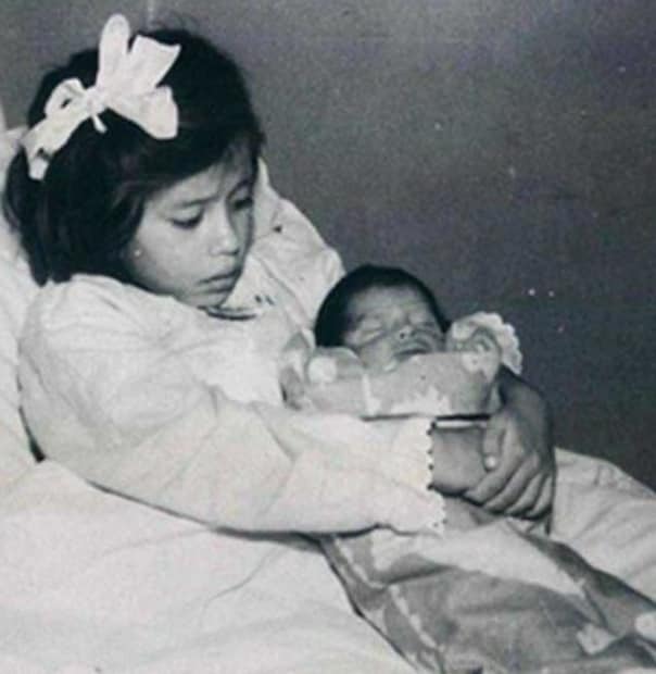 सुरुवातीला लीनाच्या पोटाचा आकार वाढू लागल्याने तिच्या पालकांना वाटले की तिच्या पोटात गाठ झाली असावी. ते तिला डॉक्टरांकडे घेऊन गेले. पण तपासणीनंतर डॉक्टरांनी जे सांगितले, त्यावर कोणाचाच विश्वास बसेना. लीना 7 महिन्यांची गरोदर होती, सिझेरियन सेक्शनद्वारे तिने मुलाला जन्म दिला आणि ती जगातील सर्वात तरुण आई बनली.