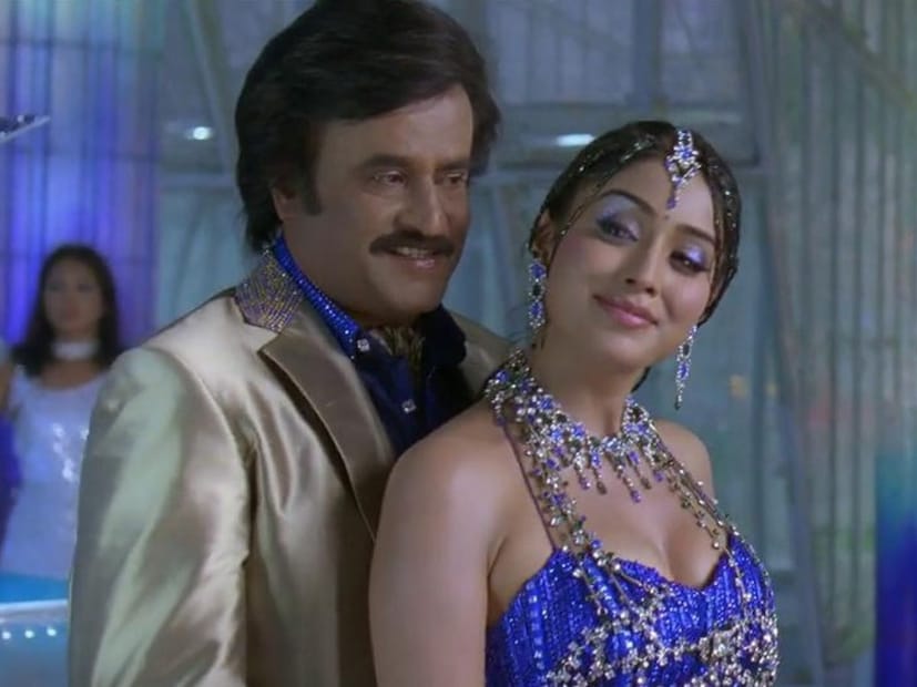 रजनीकांत यांनी त्यांच्या वयाच्या 75 वर्ष तर चित्रपटसृष्टीत 50 वर्षे पूर्ण केली आहेत. रजनीकांत हे अ‍ॅक्शनने भरलेल्या मास चित्रपटांसाठी ओळखले जातात. या वयातही चाहत्यांना त्यांना नायकाच्या भूमिकेत पाहणे आवडते हे आश्चर्यकारक आहे. त्यांचे असे सात चित्रपट ज्यात त्यांनी रजनीकांत त्यांच्या वयाच्या अर्ध्या वयाच्या हिरोईनसोबत रोमान्स केला. रजनीकांत यांनी त्यांच्या वयाच्या 75 वर्ष तर चित्रपटसृष्टीत 50 वर्षे पूर्ण केली आहेत. रजनीकांत हे अ‍ॅक्शनने भरलेल्या मास चित्रपटांसाठी ओळखले जातात. या वयातही चाहत्यांना त्यांना नायकाच्या भूमिकेत पाहणे आवडते हे आश्चर्यकारक आहे. त्यांचे असे सात चित्रपट ज्यात त्यांनी रजनीकांत त्यांच्या वयाच्या अर्ध्या वयाच्या हिरोईनसोबत रोमान्स केला.