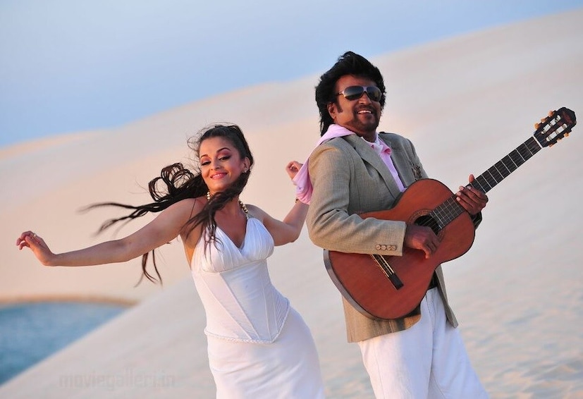 ऐश्वर्या राय बच्चननेही मोठ्या पडद्यावर रजनीकांतसोबत रोमँटिक सीन्स दिले आहेत. दोघांनी 2010 मध्ये आलेल्या 'एंथिरन' (रोबोट) सिनेमात काम केलं.  ऐश्वर्या आणि रजनीकांत यांच्या वयात 23 वर्षांचा फरक आहे.