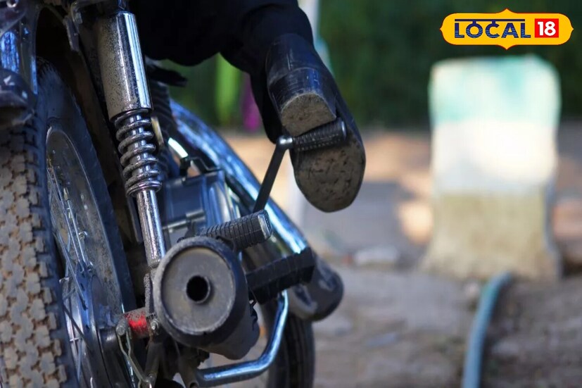 जर तुम्ही मोटारसायकल वापरत असाल, तर सकाळी ती सुरू करताना सर्वात आधी सेल्फ-की वापरा. दुचाकीमध्ये दोन किंवा तीन वेळा की दाबल्याने इंजिनमध्ये खळबळ निर्माण होते आणि इंजिन ऑइलचा प्रवाह सुरू होतो, ज्यामुळे बाईक सुरू करणे सोपे होते.