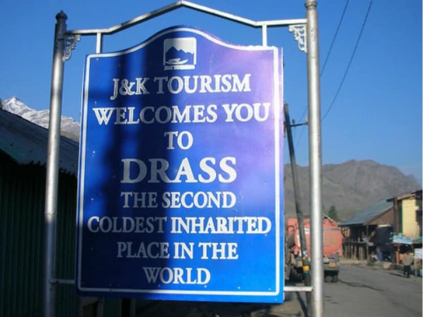 भारतातील सर्वात थंड गाव : लडाखच्या कारगिल जिल्ह्यात असलेले द्रास हे भारतातील सर्वात थंड गाव आहे. ते लडाखचे प्रवेशद्वार म्हणून देखील ओळखले जाते. हे गाव सर्व बाजूंनी 16,000 ते 21,000 फूट उंचीच्या पर्वतांनी वेढलेले आहे. येथे राहणे हे आव्हानापेक्षा कमी नाही, तरीही येथे अंदाजे 22,000 लोक राहतात. भारतातील सर्वात थंड गाव : लडाखच्या कारगिल जिल्ह्यात असलेले द्रास हे भारतातील सर्वात थंड गाव आहे. ते लडाखचे प्रवेशद्वार म्हणून देखील ओळखले जाते. हे गाव सर्व बाजूंनी 16,000 ते 21,000 फूट उंचीच्या पर्वतांनी वेढलेले आहे. येथे राहणे हे आव्हानापेक्षा कमी नाही, तरीही येथे अंदाजे 22,000 लोक राहतात.