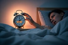 Vastu Tips: बापरे! डोक्याशी घड्याळ ठेवून झोपण्याचे इतके गंभीर परिणाम होतात? काही दिवसातच..