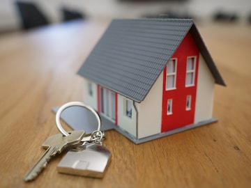 Home Loan घेताना या 6 गोष्टींकडे ठेवा लक्ष! अन्यथा EMI भरता-भरता व्हाल त्रस्त Home Loan घेताना या 6 गोष्टींकडे ठेवा लक्ष! अन्यथा EMI भरता-भरता व्हाल त्रस्त