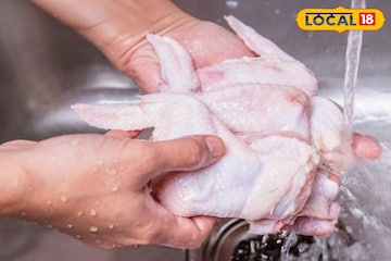 चिकन धुण्याची योग्य पद्धत माहितीये? जाणून घ्या, अन्यथा आरोग्याचे होईल नुकसान चिकन धुण्याची योग्य पद्धत माहितीये? जाणून घ्या, अन्यथा आरोग्याचे होईल नुकसान
