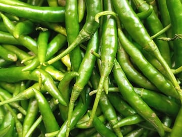 20 मिनिटांत बनवा चटकदार लसूण-हिरव्या मिरचीचं लोणचं! पाहा सोपी रेसिपी 20 मिनिटांत बनवा चटकदार लसूण-हिरव्या मिरचीचं लोणचं! पाहा सोपी रेसिपी