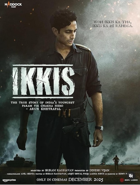 मुंबई: येत्या १ जानेवारीला जेव्हा थिएटर्सचे पडदे उघडतील, तेव्हा अवघ्या देशाचे डोळे पाणावलेले असतील. निमित्त आहे, श्रीराम राघवन दिग्दर्शित 'इक्कीस' हा बहुप्रतीक्षित युद्धपट. हा चित्रपट केवळ एका शूरवीराची गाथा नाही, तर तो बॉलिवूडचे लाडके 'ही-मॅन' धर्मेंद्र यांचा शेवटचा पडद्यावरचा वावर असणार आहे. मुंबई: येत्या १ जानेवारीला जेव्हा थिएटर्सचे पडदे उघडतील, तेव्हा अवघ्या देशाचे डोळे पाणावलेले असतील. निमित्त आहे, श्रीराम राघवन दिग्दर्शित 'इक्कीस' हा बहुप्रतीक्षित युद्धपट. हा चित्रपट केवळ एका शूरवीराची गाथा नाही, तर तो बॉलिवूडचे लाडके 'ही-मॅन' धर्मेंद्र यांचा शेवटचा पडद्यावरचा वावर असणार आहे.