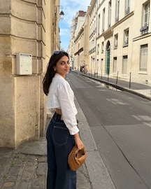 ग्लॅमरस आणि तेवढीच टॅलेंटेड! इतक्या कोटींची मालकीण होणार अविवा बेग ग्लॅमरस आणि तेवढीच टॅलेंटेड! इतक्या कोटींची मालकीण होणार अविवा बेग