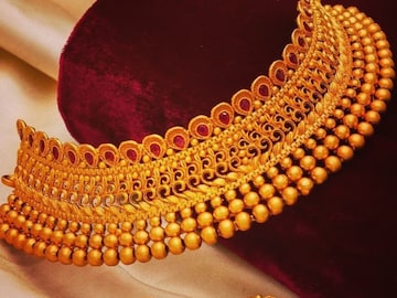 नवीन वर्षात सोनं-चांदीचा भाव कोसळणार? एक्स्पर्ट्सचा दावा, किंमती थेट अर्ध्यावर नवीन वर्षात सोनं-चांदीचा भाव कोसळणार? एक्स्पर्ट्सचा दावा, किंमती थेट अर्ध्यावर