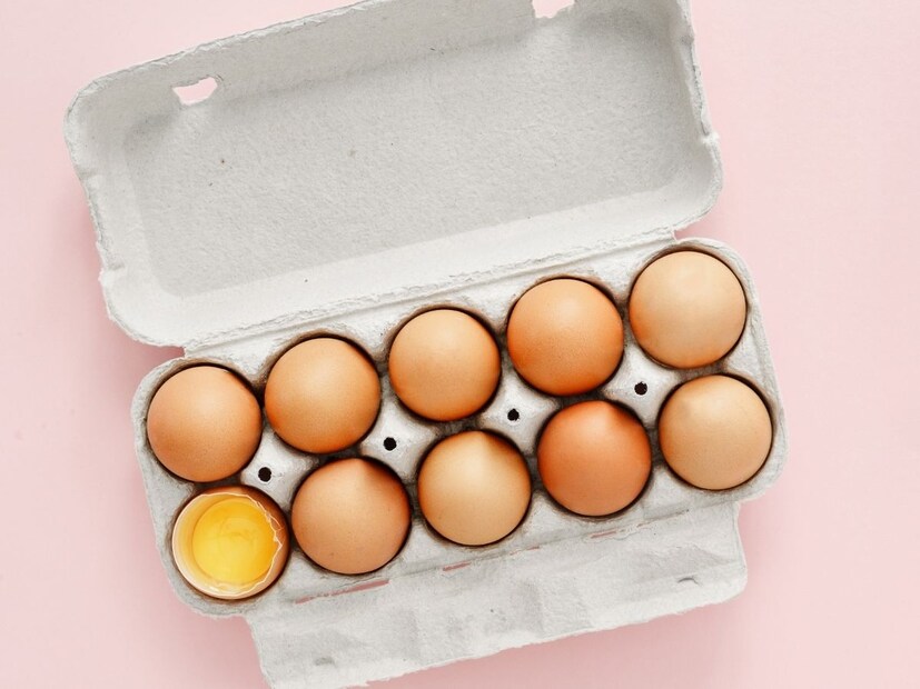 शिवाय वेळेनुसार, अंड्याची गुणवत्ता देखील कमी होते. याचा अर्थ अंड्यातील हवेची पिशवी मोठी होते आणि अंड्यातील पिवळा आणि पांढरा भाग पातळ आणि कमी लवचिक होतो. खराब होण्याऐवजी ते सुकू शकते.