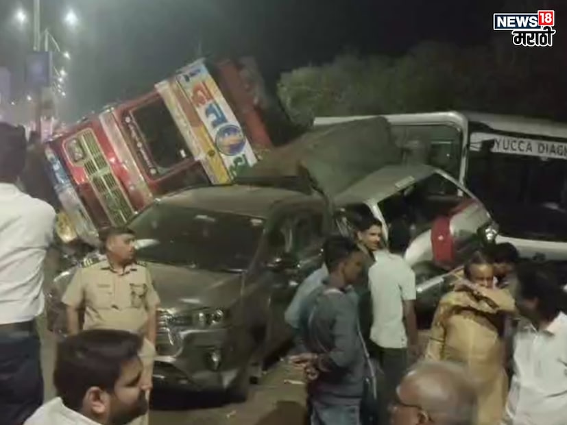 शहरातील केएसबीपी चौकातून सायबर चौकाकडे येणाऱ्या ऊसाच्या ट्रकवरील चालकाचे नियंत्रण सुटुन ट्रक डिव्हायडरला धडकला. ट्रॅफिक सिग्नलला थांबलेल्या चार कारसह एका टेम्पोला ट्रेकने धडक दिली. त्यानंतर याच ट्रकने एका बसला अलगद ठोकर दिली.