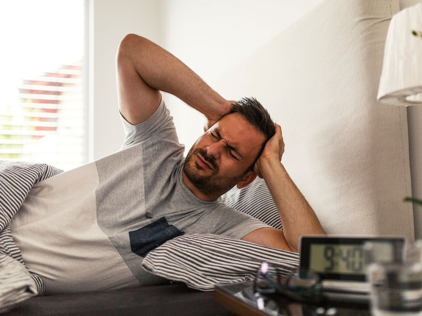 दारू किंवा कॅफिनचे सेवन देखील सकाळच्या डोकेदुखीला कारणीभूत ठरते. रात्री दारू प्यायल्याने झोपेची गुणवत्ता खराब होते. तसेच जास्त कॅफिन घेतल्यानंतर अचानक ते बंद केल्यासही डोकेदुखी उद्भवू शकते.