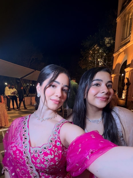 साराच्या फोटोंवर चाहत्यांनी 'खूप गोंडस', 'देसी बार्बी', 'तेंडुलकर प्रिन्सेस' असा कमेंट्स करत तिचं कौतुक केलं आहे. 