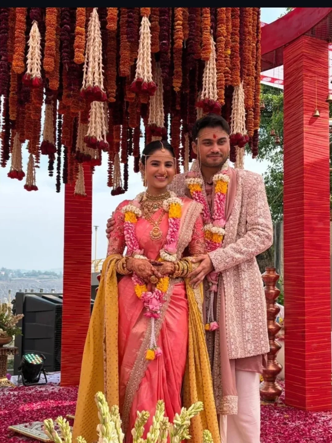 लग्नात सोहम आणि पूजा खूप सुंदर दिसत होते. पूजाचा देखणा लूक, सोहमचा पारंपरिक वधूवर अवतार आणि त्यांच्या लग्नातील ग्रँड सेटअपने चाहत्यांचे लक्ष वेधून घेतलं. दोघांमधील केमिस्ट्री फोटोंमध्ये स्पष्ट दिसत असून चाहत्यांनी दोघांवर शुभेच्छांचा वर्षाव केला आहे.  