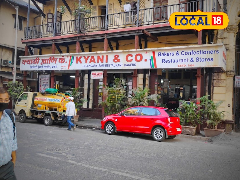  कायनी एंड कंपनी हे मुंबईतील सर्वात जुनं आणि प्रसिद्ध इराणी कॅफे आहे. इथलं उंच छत, जुनं इंटिरिअर आणि  क्रिकेटर्सचे फोटो लक्ष वेधतात. येथे तुम्ही खारी, बन मस्का आणि चिकन कटलेट नक्की ट्राय करा, जे येथील खूप लोकप्रिय आहेत.