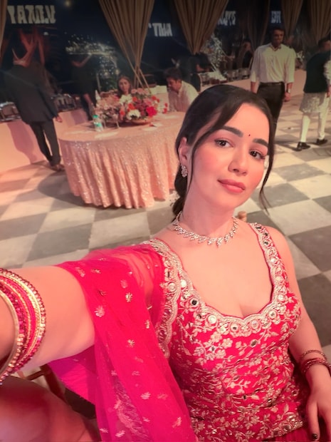  तिच्या सौंदर्यापुढे बॉलिवूड अभिनेत्रीही फिक्या पडतात. सारा अभिनेत्री नसली तरी तिचे ग्लॅमरस फोटो नेहमीच सोशल मीडियावर ट्रेंड होत असतात. 