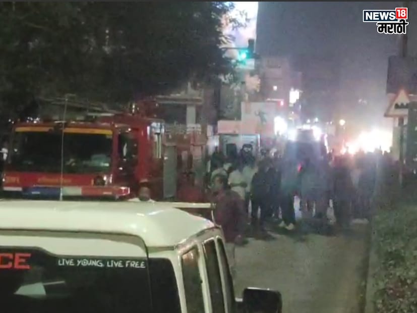 अपघातात ट्रक चालकासह कार आणि टेम्पोतील चौघे किरकोळ जखमी झाले. बसमध्ये जवळपास २० ते २५ माणसे होती. मात्र सुदैवाने यातील कुणालाही गंभीर जखम झाली नाही. 