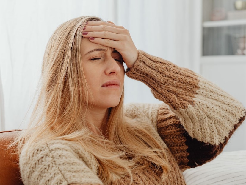 डिहायड्रेशन म्हणजेच शरीरात पाण्याची कमतरता असल्यास सकाळी डोकेदुखी होऊ शकते. रात्री पुरेसे पाणी न प्यायल्याने रक्तवाहिन्या आकुंचन पावतात. त्यामुळे मेंदूपर्यंत ऑक्सिजन कमी पोहोचतो आणि डोके दुखायला लागते.