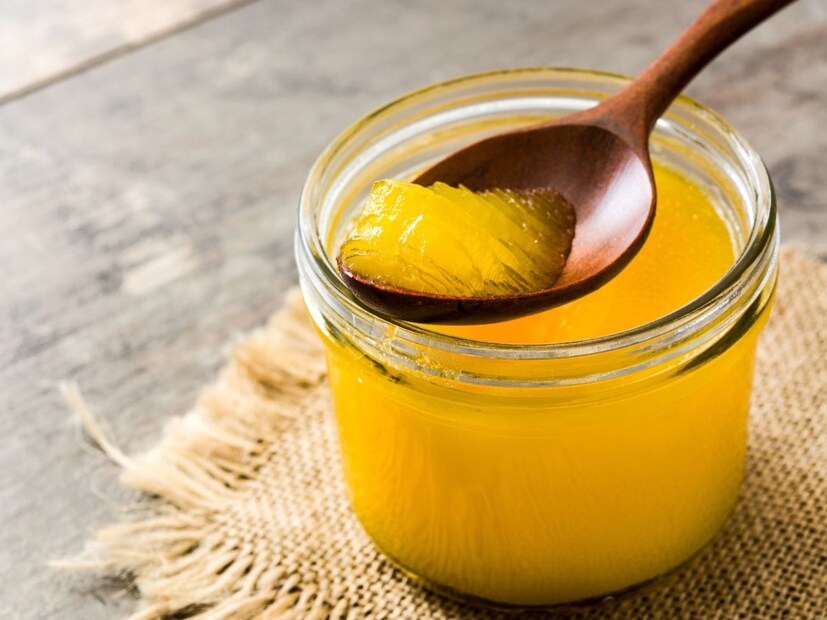 तिसरी पद्धत : शुद्ध तुपाचा सुगंध खूप तीव्र आणि नैसर्गिक असतो. म्हणून जर तूप गरम केल्यानंतर वास येत नसेल तर ते खाऊ नका. सुगंधाचा अभाव किंवा विचित्र वास हे भेसळीचे लक्षण आहे.