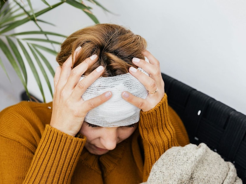 स्लीप एपनिया हा देखील महत्त्वाचा कारणीभूत घटक आहे. या समस्येत झोपेत श्वासोच्छवास वारंवार थांबतो. त्यामुळे शरीराला पुरेसा ऑक्सिजन मिळत नाही आणि सकाळी उठताच डोकेदुखी, चक्कर येणे आणि जडपणा जाणवतो. जोरात घोरणे हे याचे लक्षण असू शकते.