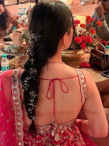 गोव्यातील या लग्नसोहळ्यात साराने गुलाबी रंगाचा सुंदर घागरा वेअर केला होता.  बॅकलेस आणि स्लीवलेस डिझाइन त्यासोबत मॅचिंग दुपट्टाही तितकाच आकर्षक होता. या ओव्हरऑल देसी लूकमध्ये सारा अप्रतिम दिसत होती.