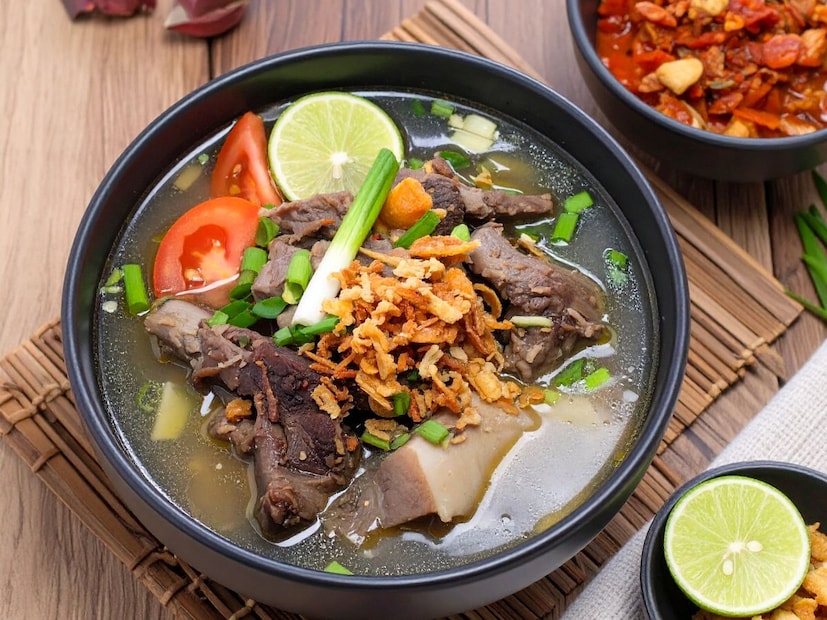 हे खास सूप आहे पाया सूप. या सूपमध्ये भरपूर प्रमाणात जिलेटिन असते, जे पचनक्रिया सुधारते. त्यामुळे गॅस, अ‍ॅसिडिटी, बद्धकोष्ठता अशा समस्या कमी होतात. यामध्ये फॉस्फरस, कॅल्शियम, मॅग्नेशियम, सोडियम आणि पोटॅशियम यांसारखी आवश्यक खनिजेही असतात, जी हाडे मजबूत ठेवण्यास मदत करतात. हे खास सूप आहे पाया सूप. या सूपमध्ये भरपूर प्रमाणात जिलेटिन असते, जे पचनक्रिया सुधारते. त्यामुळे गॅस, अ‍ॅसिडिटी, बद्धकोष्ठता अशा समस्या कमी होतात. यामध्ये फॉस्फरस, कॅल्शियम, मॅग्नेशियम, सोडियम आणि पोटॅशियम यांसारखी आवश्यक खनिजेही असतात, जी हाडे मजबूत ठेवण्यास मदत करतात.