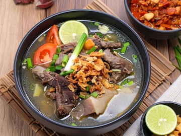 वाढत्या थंडीत निरोगी राहायचंय? प्या 'हे' सूप, अभिनेत्री करीना कापूरचेही फेव्हरेट वाढत्या थंडीत निरोगी राहायचंय? प्या 'हे' सूप, अभिनेत्री करीना कापूरचेही फेव्हरेट