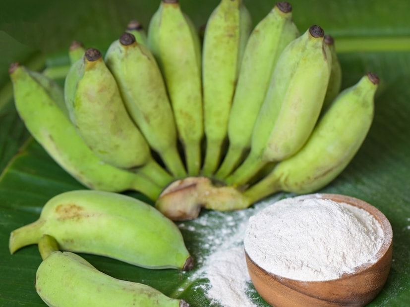 केळी पूर्णपणे सील करणे आवश्यक : वर्तमानपत्रात लपेटल्यानंतर केळी पूर्णपणे सील करा. त्यानंतर हे लपेटलेले केळी एका मोठ्या पॉलिथिन पिशवीत ठेवा आणि तिची घट्ट गाठ बांधा, जेणेकरून बाहेरची हवा आत जाऊ शकणार नाही. हा टप्पा अत्यंत महत्त्वाचा आहे. कारण यामुळे आतल्या उष्णतेमुळे केळी जलद आणि समानरित्या पिकतात.