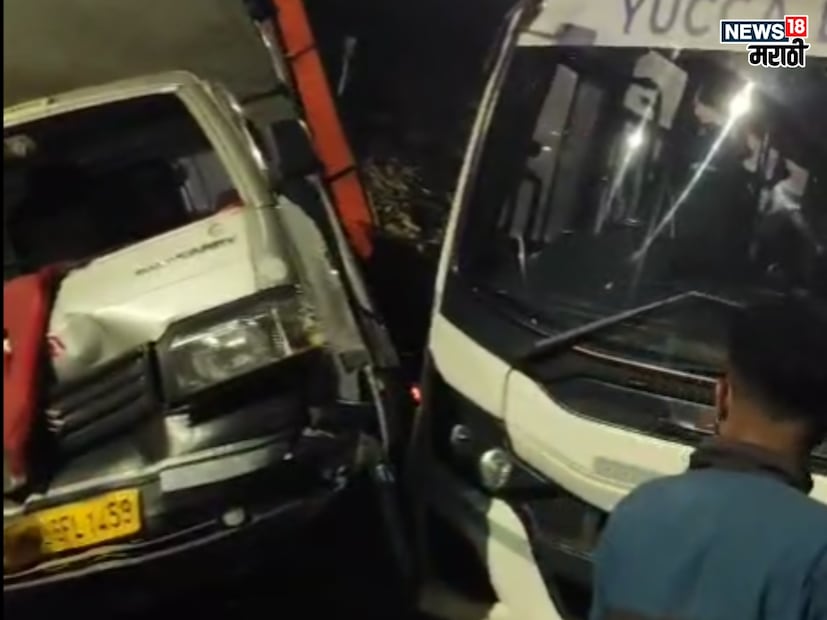 अपघातात ट्रकखाली कार सापडून तिचा चक्काचूर झाला. मात्र नशिब बलवत्तर म्हणून कारमधील सुनील रेडेकर हे थोडक्यात बचावले. त्यांना दुचाकीवरील दोन तरुणांनी तातडीने कारच्या काचा फोडून बाहेर काढले. 