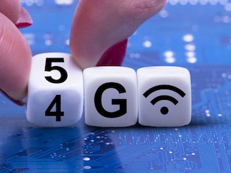 Mobile Interesting Facts : मोबाईलमध्ये 5G दाखवतं पण स्पीड 4G सारखाच का असतो?