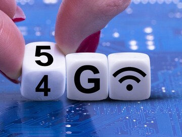 Mobile Interesting Facts : मोबाईलमध्ये 5G दाखवतं पण स्पीड 4G सारखाच का असतो? Mobile Interesting Facts : मोबाईलमध्ये 5G दाखवतं पण स्पीड 4G सारखाच का असतो?