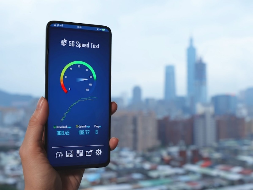 तुमच्या मोबाईलचा 5G मॉडेम मजबूत नसेल.  काही बजेट आणि मिड-रेंज फोनमध्येल बेसिक 5G बँड्स, कमी कॅरिअर एग्रीगेशन, मध्यम दर्जाचा मॉडेम, कमी मिमो कॉन्फिगरेशन असतं. यामुळे फोन 5G नेटवर्कला जोडला जातो, पण उच्च स्पीड प्रोसेस करण्याची क्षमता कमी असते.