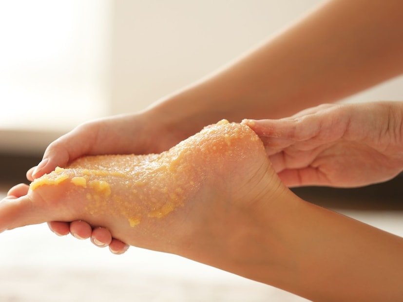 साखर, लिंबू आणि ऑलिव्ह ऑइल स्क्रब : कोरड्या आणि फाटलेल्या टाचांसाठी हे स्क्रब अत्यंत फायदेशीर आहे. दोन चमचे साखर एक चमचा ऑलिव्ह ऑइलमध्ये मिसळा. हवे असल्यास काही थेंब लिंबाचा रस घाला. या स्क्रबने तुमच्या पायांना हळूवारपणे मालिश करा. साखर मृत त्वचा काढून टाकण्यास मदत करते, तर ऑलिव्ह ऑइल खोलवर मॉइश्चरायझ करते. आठवड्यातून दोनदा ते वापरल्याने पाय मऊ झाल्याचे दिसून येईल. साखर, लिंबू आणि ऑलिव्ह ऑइल स्क्रब : कोरड्या आणि फाटलेल्या टाचांसाठी हे स्क्रब अत्यंत फायदेशीर आहे. दोन चमचे साखर एक चमचा ऑलिव्ह ऑइलमध्ये मिसळा. हवे असल्यास काही थेंब लिंबाचा रस घाला. या स्क्रबने तुमच्या पायांना हळूवारपणे मालिश करा. साखर मृत त्वचा काढून टाकण्यास मदत करते, तर ऑलिव्ह ऑइल खोलवर मॉइश्चरायझ करते. आठवड्यातून दोनदा ते वापरल्याने पाय मऊ झाल्याचे दिसून येईल.