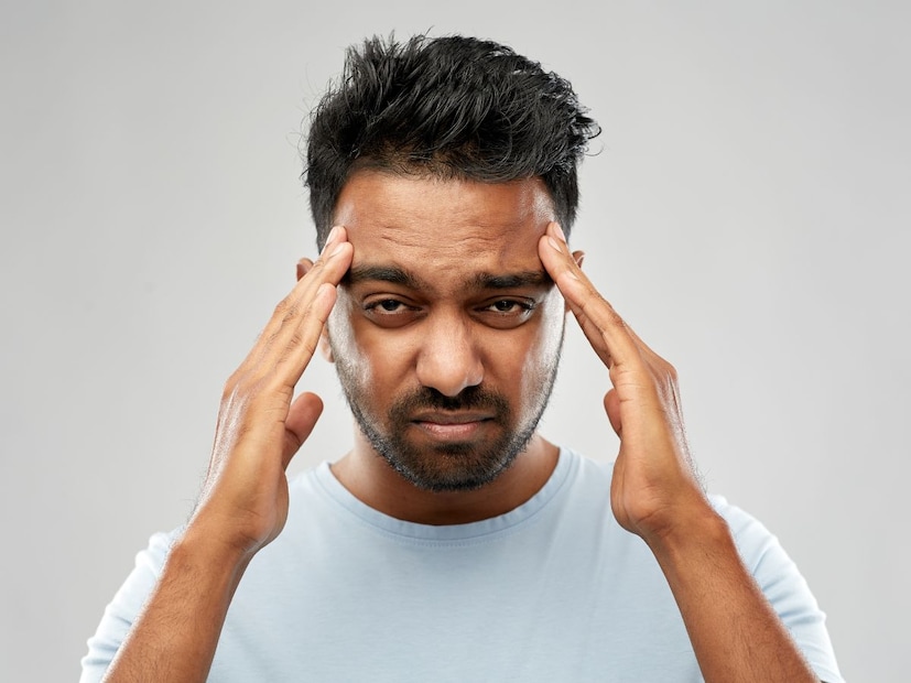 मायग्रेनची समस्या असलेल्या लोकांमध्ये सकाळची डोकेदुखी सामान्य आहे. झोपेचा अभाव, रिकाम्या पोटी झोपणे, तेजस्वी प्रकाश किंवा हवामानातील बदल मायग्रेन ट्रिगर करू शकतात, ज्यामुळे सकाळी उठताच तीव्र वेदना जाणवतात.