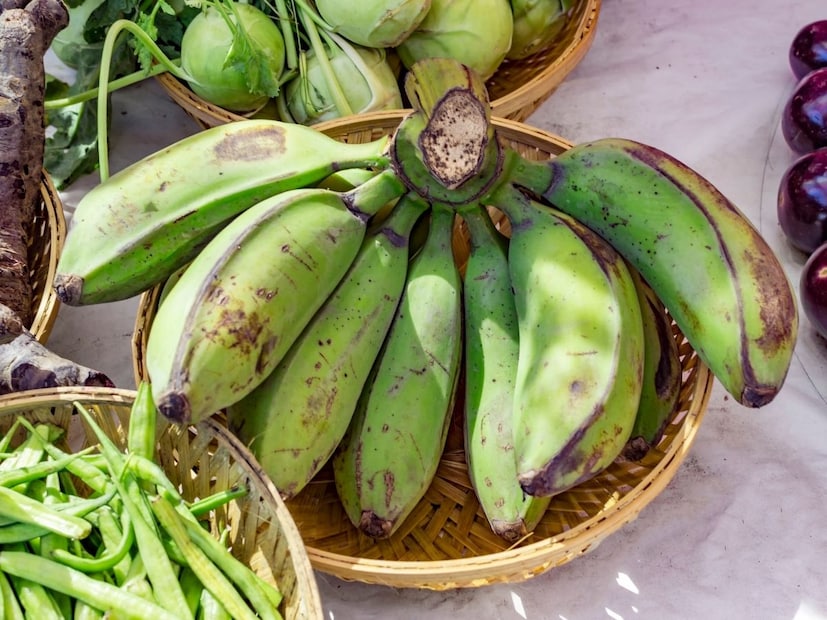 केळी योग्य प्रकारे लपेटून ठेवा : या कच्च्या केळ्यांना 2-3 थरांच्या जुन्या वर्तमानपत्रात नीट गुंडाळा. वर्तमानपत्र नसेल तर कोणत्याही जाड कागदातही लपेटू शकता. पण 3-4 परतांचा थर असणे महत्त्वाचे आहे. यामुळे केळ्यांमध्ये तयार होणारा ‘इथिलीन गॅस’ अडकून राहतो आणि केळी नैसर्गिकरीत्या पिकण्यास मदत होते.