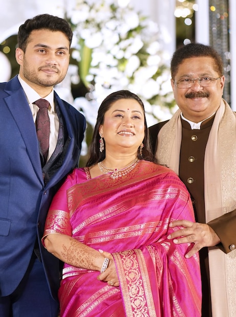 अभिनेते आदेश बांदेकर यांचा सोहम बांदेकर आणि अभिनेत्री पूजा बिरारी यांनी 2 डिसेंबर रोजी लग्न केलं. दोघांच्या लग्नाची इंडस्ट्रीत खूप चर्चा झाली. लोणावण्यात त्यांनी लग्नगाठ बांधली. त्यानंतर मुंबईत दोघांच्या लग्नाचं खास रिसेप्शन ठेवण्यात आलं होतं अभिनेते आदेश बांदेकर यांचा सोहम बांदेकर आणि अभिनेत्री पूजा बिरारी यांनी 2 डिसेंबर रोजी लग्न केलं. दोघांच्या लग्नाची इंडस्ट्रीत खूप चर्चा झाली. लोणावण्यात त्यांनी लग्नगाठ बांधली. त्यानंतर मुंबईत दोघांच्या लग्नाचं खास रिसेप्शन ठेवण्यात आलं होतं