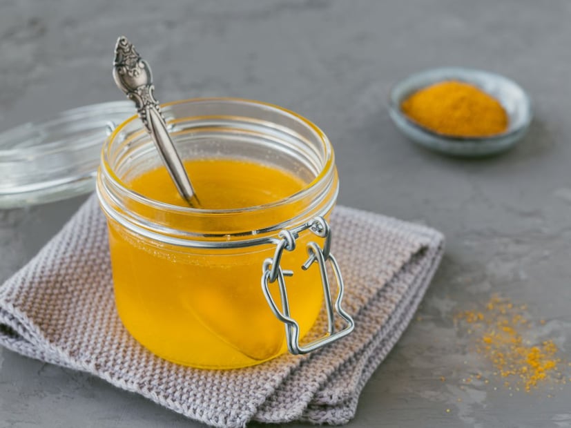 या वादातील सर्वात मोठा मुद्दा तुमचे आरोग्य आहे. म्हणून भेसळयुक्त आणि खऱ्या तुपाची शुद्धता तुम्ही स्वतंत्रपणे कशी पडताळू शकता, हे जाणून घेणे महत्त्वाचे आहे. चला पाहूया यासाठी काही टिप्स. 