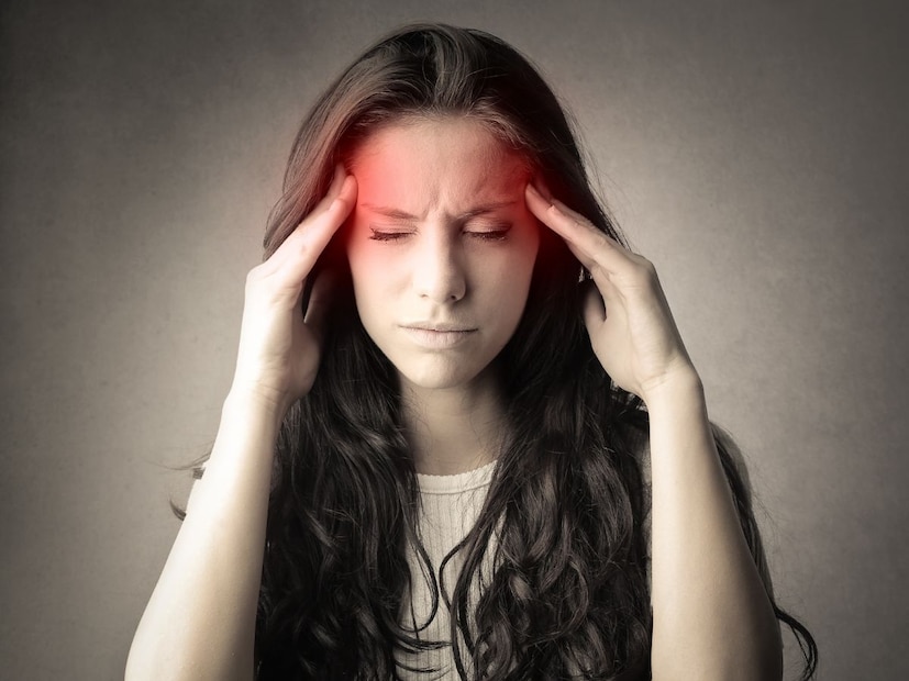 ताणतणाव आणि मानसिक दडपण यामुळेही सकाळी डोकेदुखी होऊ शकते. जास्त तणाव असल्यास मान आणि खांद्याचे स्नायू ताणले जातात. यामुळे रक्तप्रवाहात अडथळा येतो आणि टेन्शनमुळे डोकेदुखी निर्माण होते.