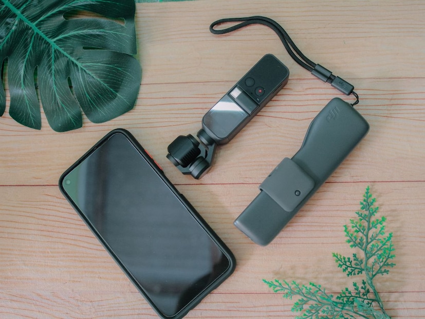 फोन टेबलवर ठेवताना स्क्रीन वर ठेवल्यास त्यामुळे आपले वैयक्तिक आयुष्य सार्वजनिक बनते. बँकेचे मेसेज, ओटीपी, वैयक्तिक चॅट्स किंवा ऑफिसचे नोटिफिकेशन आजूबाजूला बसलेल्या कोणाच्याही नजरेत पडू शकतात. अनेकदा आपल्यालाच कळत नाही की स्क्रीनवर काय फ्लॅश झाले आणि कोणी ते पाहिले. स्क्रीन खाली ठेवली तर हा धोका आपोआप टळतो. आज ज्या काळात डिजिटल प्रायव्हसी मोठी चिंता बनली आहे, तिथे ही सवय तुमची खासगी माहिती सहज सुरक्षित ठेवते. फोन टेबलवर ठेवताना स्क्रीन वर ठेवल्यास त्यामुळे आपले वैयक्तिक आयुष्य सार्वजनिक बनते. बँकेचे मेसेज, ओटीपी, वैयक्तिक चॅट्स किंवा ऑफिसचे नोटिफिकेशन आजूबाजूला बसलेल्या कोणाच्याही नजरेत पडू शकतात. अनेकदा आपल्यालाच कळत नाही की स्क्रीनवर काय फ्लॅश झाले आणि कोणी ते पाहिले. स्क्रीन खाली ठेवली तर हा धोका आपोआप टळतो. आज ज्या काळात डिजिटल प्रायव्हसी मोठी चिंता बनली आहे, तिथे ही सवय तुमची खासगी माहिती सहज सुरक्षित ठेवते.