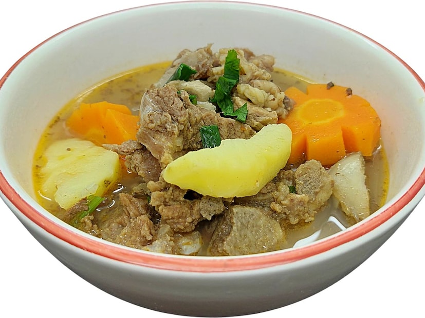 पाया सूप बनवण्यासाठी 4 मटण पाय, कांदा, लसूण, मिरी, जिरे, धणे, मिरची, तेल आणि पाणी वापरले जाते. सर्व साहित्य मॅरीनेट करून कुकरमध्ये 6 शिट्ट्या होऊ द्या. नंतर थोडे मीठ वाढवून आणखी 3 शिट्ट्या काढा. शेवटी काळी मिरी टाकून गरमागरम पाया सूप सर्व्ह करा.